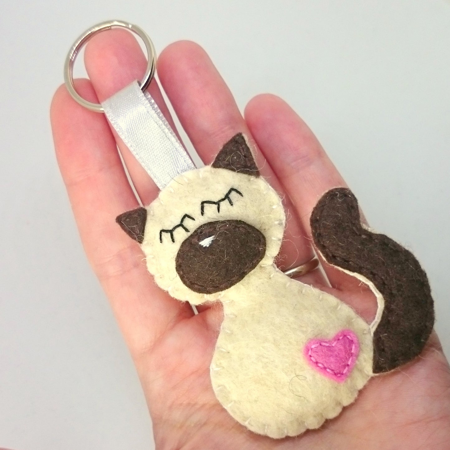 Felt cat keychain - black cat - felt accessories - Baby shower - eco friendly - gift for him - gift for her - key holder - felt animals