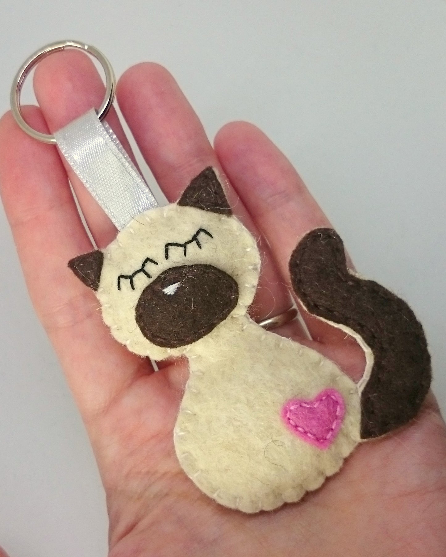 Felt cat keychain - black cat - felt accessories - Baby shower - eco friendly - gift for him - gift for her - key holder - felt animals