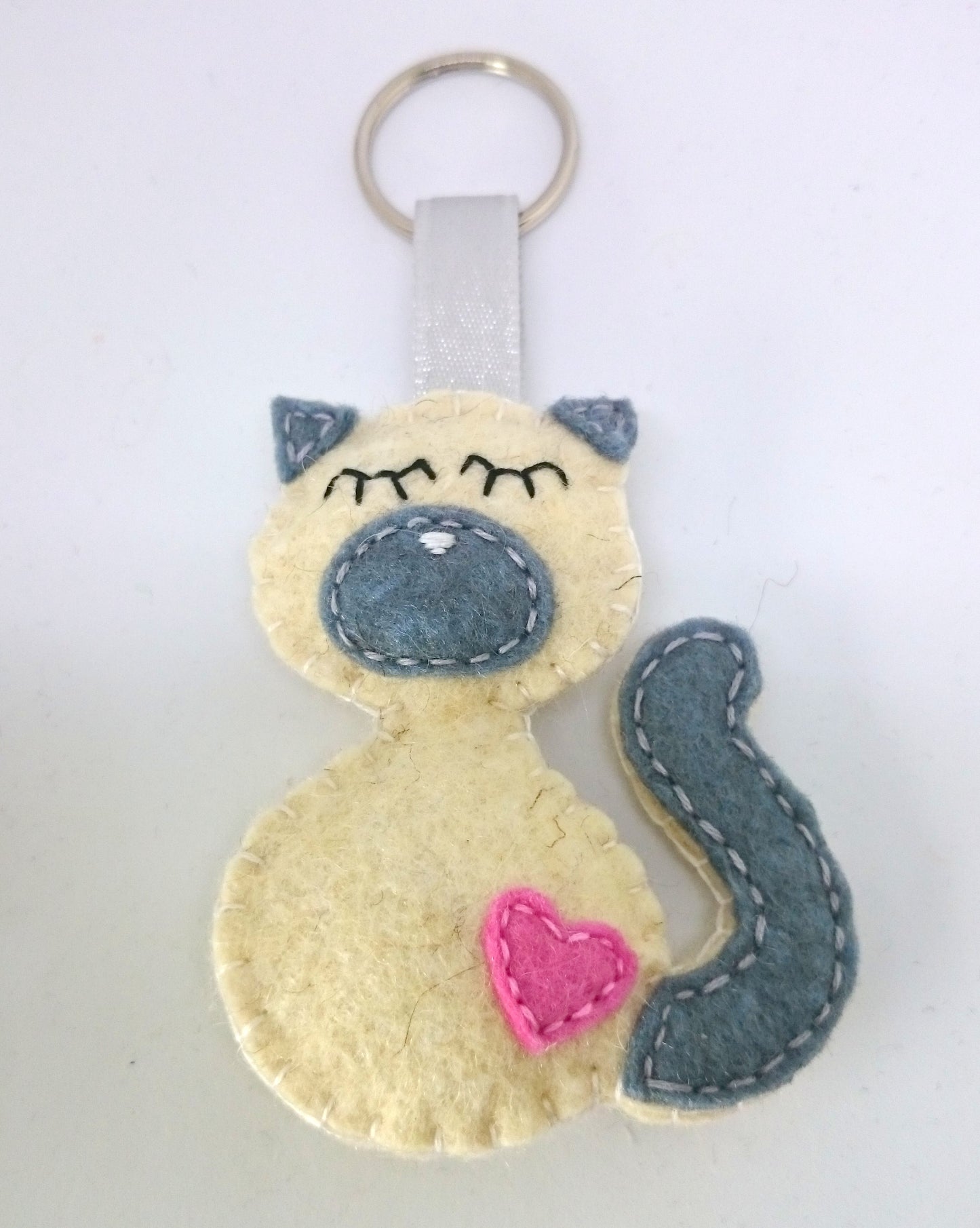 Felt cat keychain - black cat - felt accessories - Baby shower - eco friendly - gift for him - gift for her - key holder - felt animals