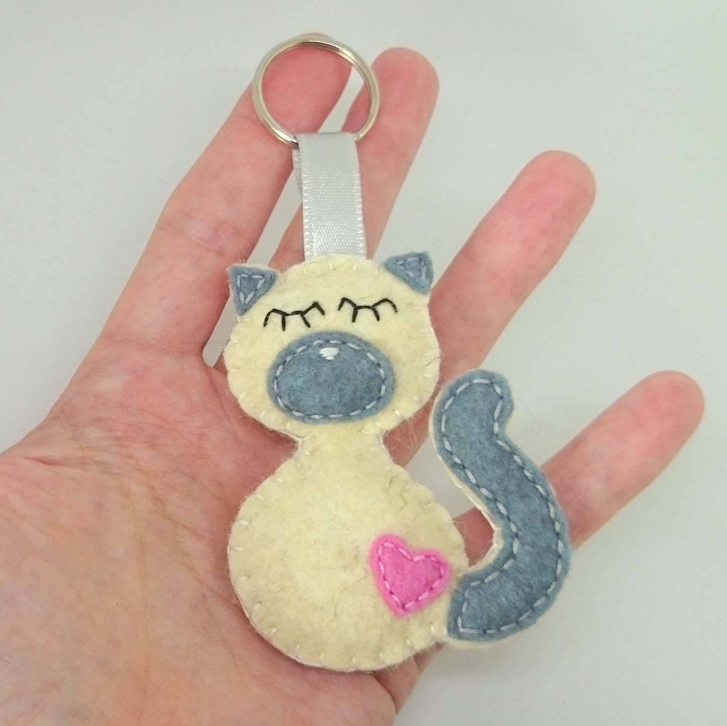 Felt cat keychain - black cat - felt accessories - Baby shower - eco friendly - gift for him - gift for her - key holder - felt animals