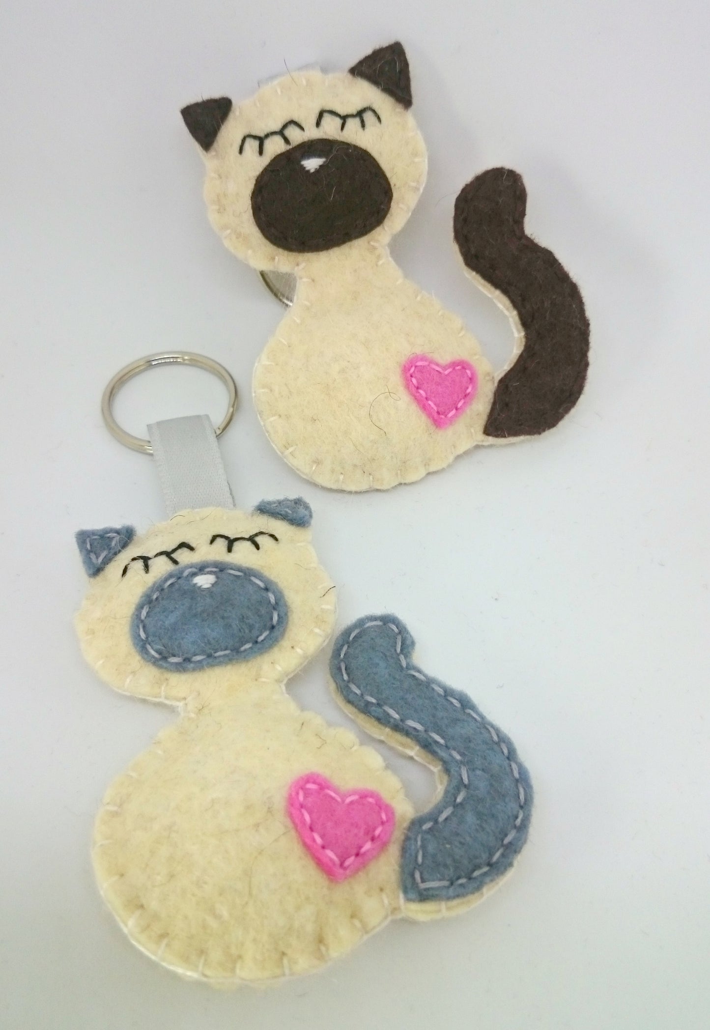 Felt cat keychain - black cat - felt accessories - Baby shower - eco friendly - gift for him - gift for her - key holder - felt animals