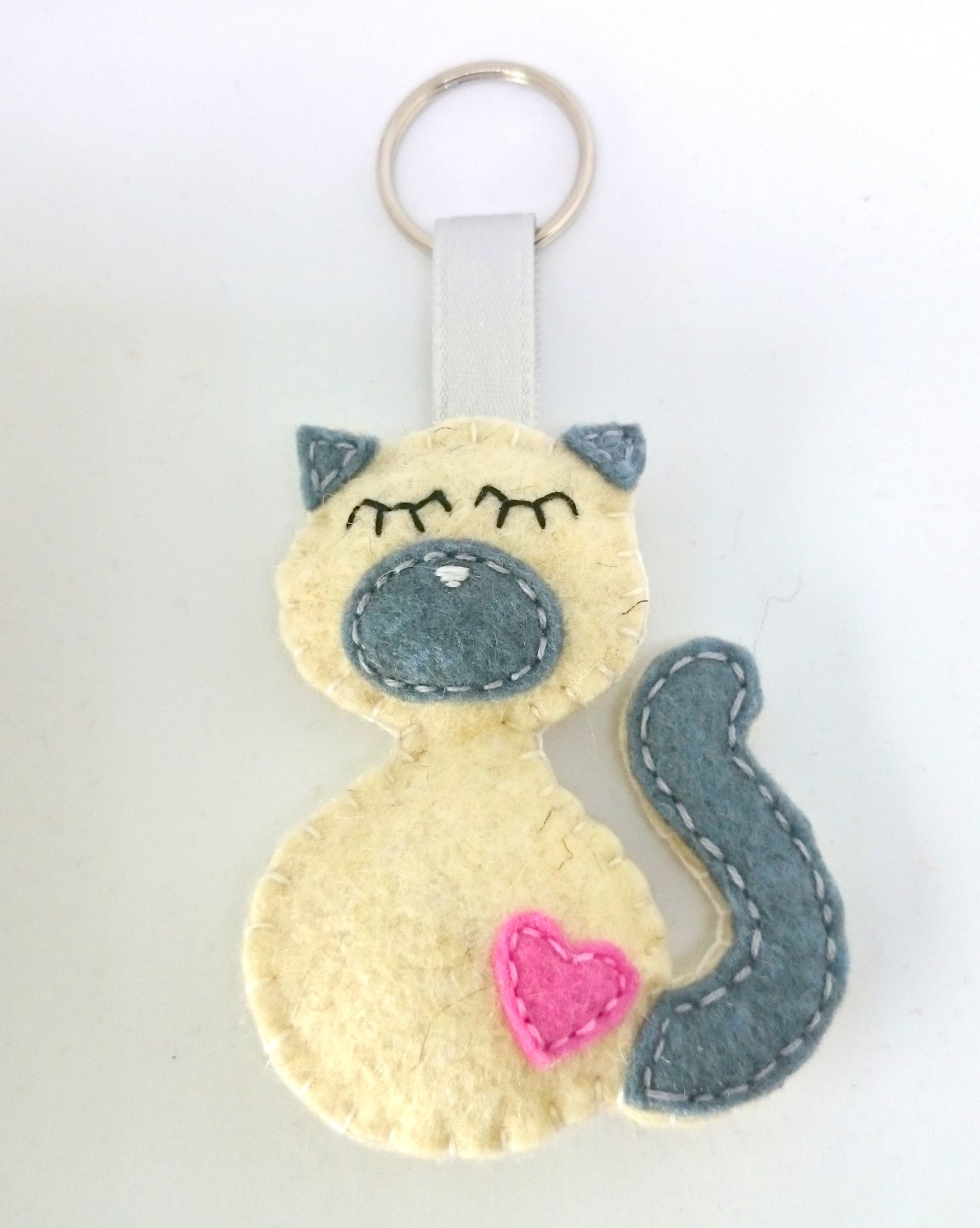 Felt cat keychain - black cat - felt accessories - Baby shower - eco friendly - gift for him - gift for her - key holder - felt animals