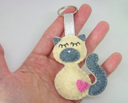Felt cat keychain - black cat - felt accessories - Baby shower - eco friendly - gift for him - gift for her - key holder - felt animals