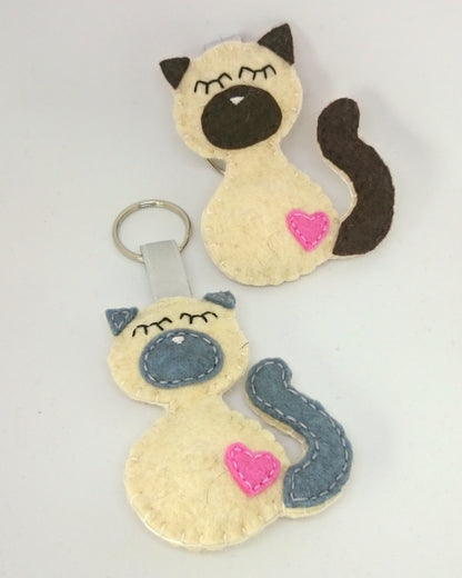 Felt cat keychain - black cat - felt accessories - Baby shower - eco friendly - gift for him - gift for her - key holder - felt animals