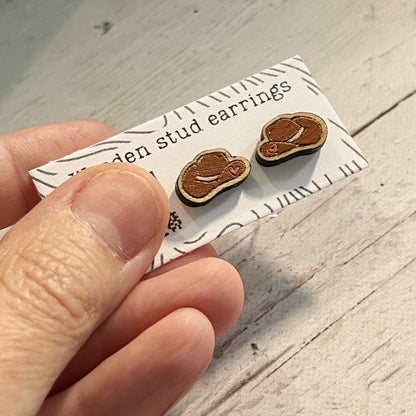 Mini Cowboy Hat Stud Earrings – Western Style with Heart – Cute Wooden Earrings – Country Girl Gift – Laser Cut Jewelry
