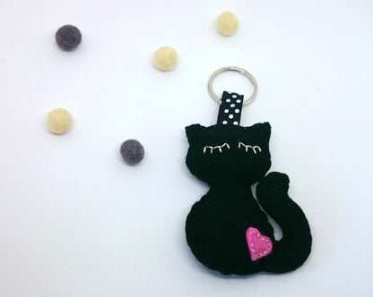 Felt cat keychain - black cat - felt accessories - Baby shower - eco friendly - gift for him - gift for her - key holder - felt animals