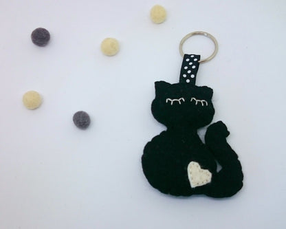 Felt cat keychain - black cat - felt accessories - Baby shower - eco friendly - gift for him - gift for her - key holder - felt animals
