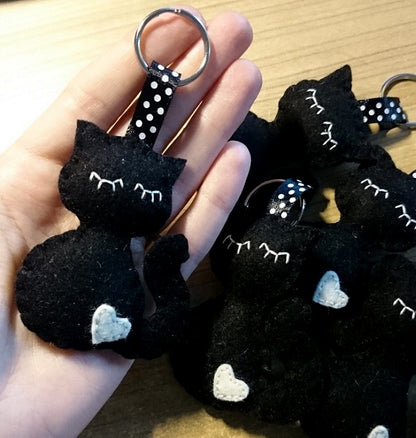 Felt cat keychain - black cat - felt accessories - Baby shower - eco friendly - gift for him - gift for her - key holder - felt animals